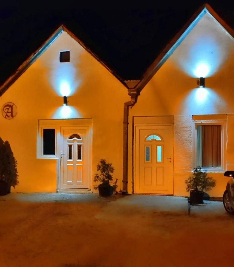 Prenociste Indija Hrvic Apartment Екстериор снимка
